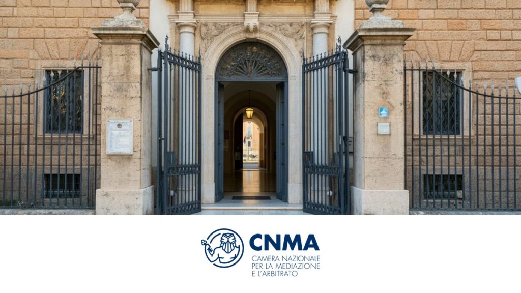 Ingresso di un tribunale con il portone aperto, logo CNMA